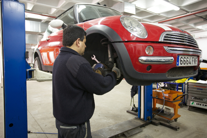 Taller de coches con elevador