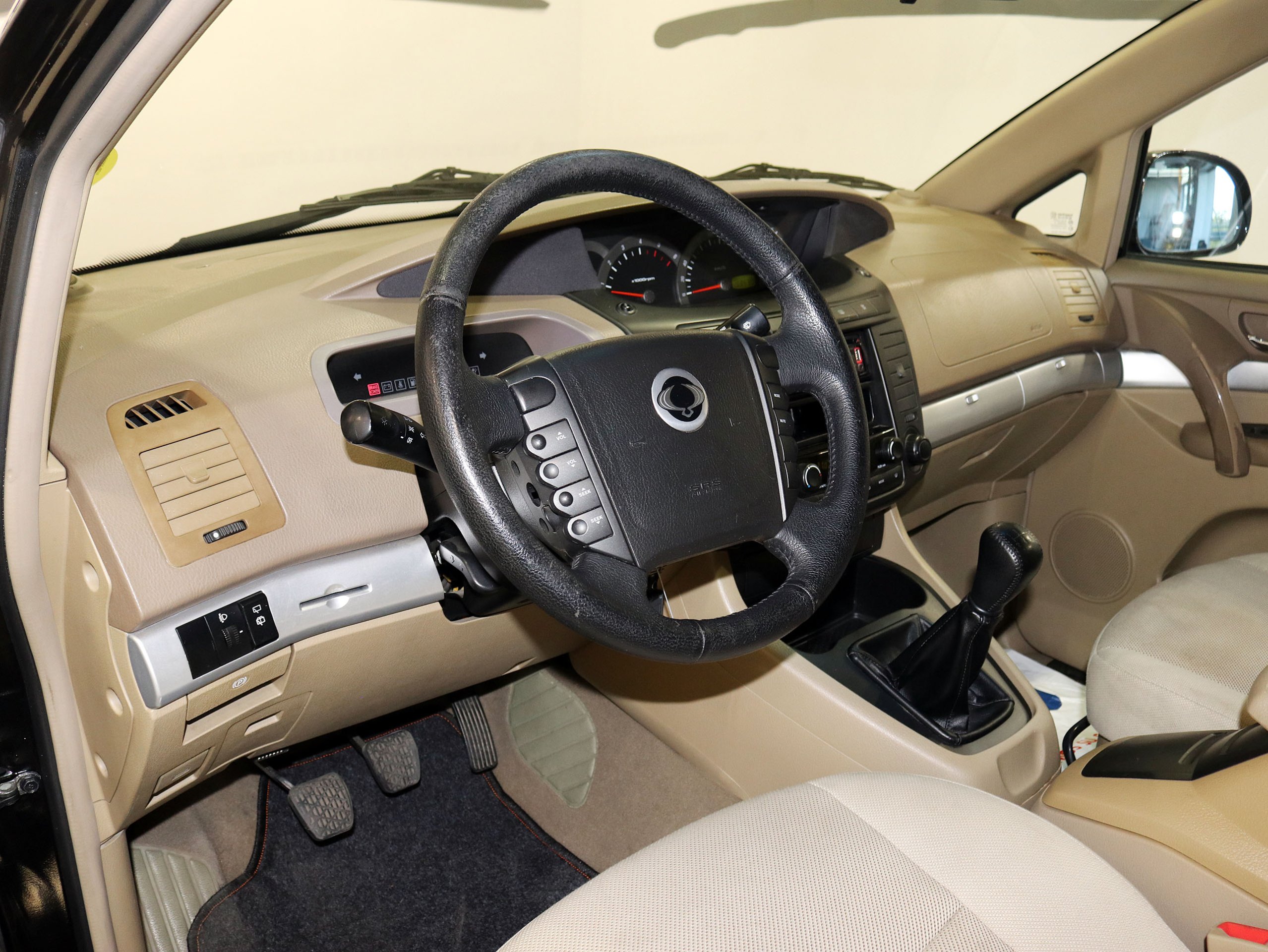 Foto Ssangyong Rodius 14