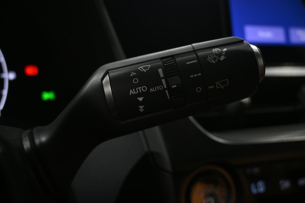 Foto Lexus UX 2.0 300h 24