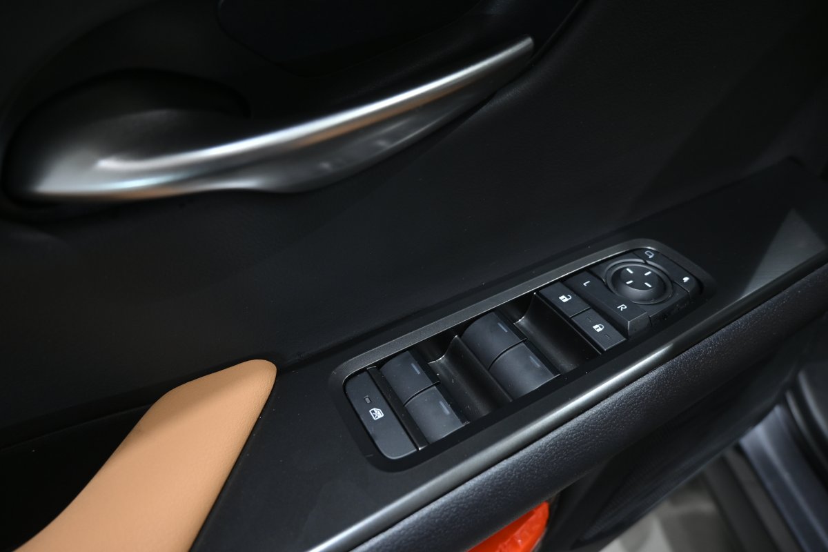 Foto Lexus UX 2.0 300h 27