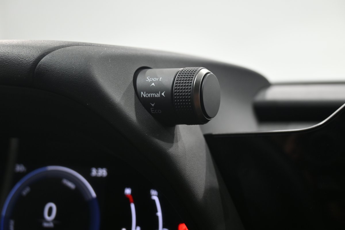 Foto Lexus UX 2.0 300h 26