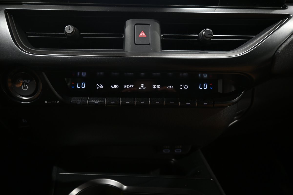 Foto Lexus UX 2.0 300h 17