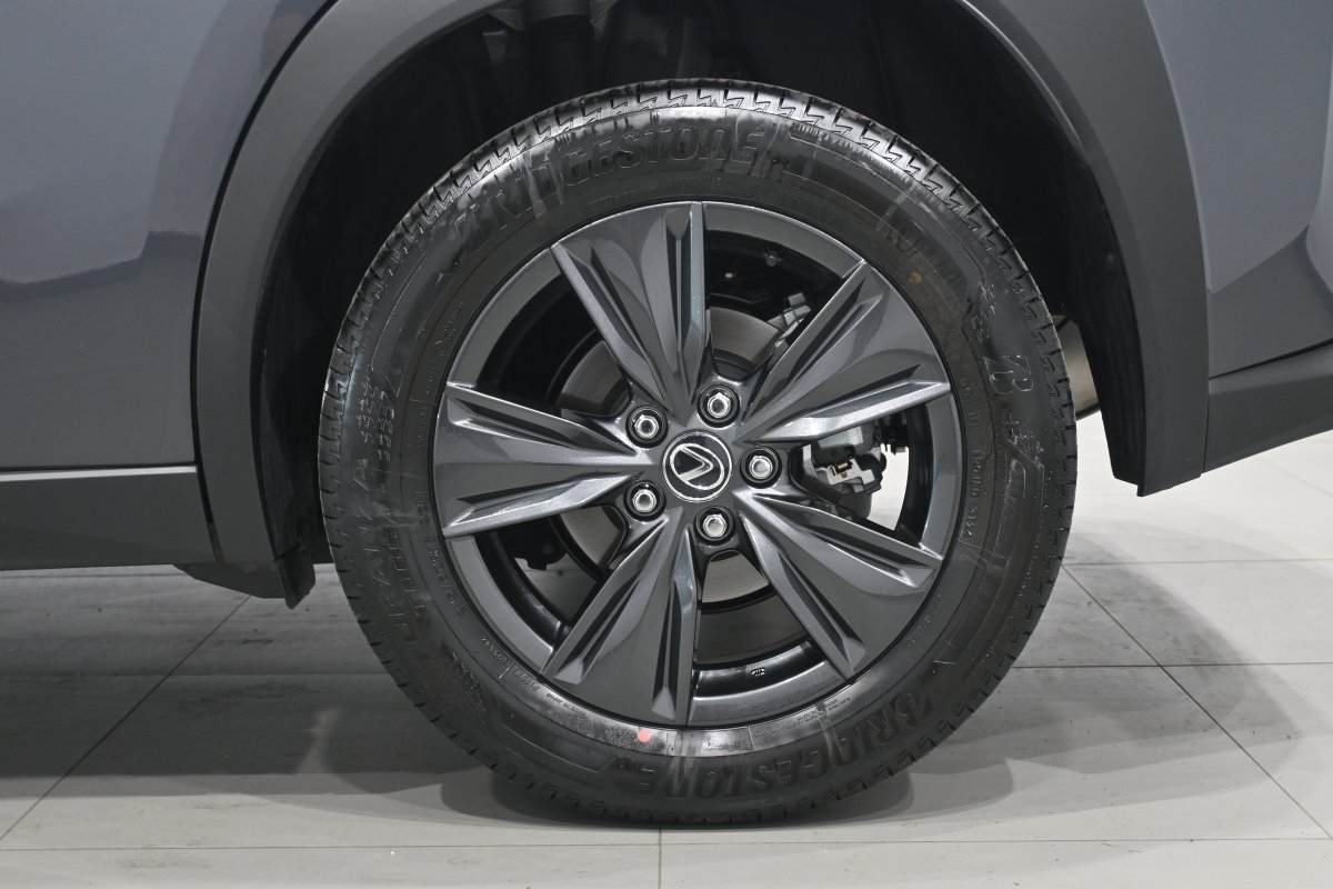 Foto Lexus UX 2.0 300h 29