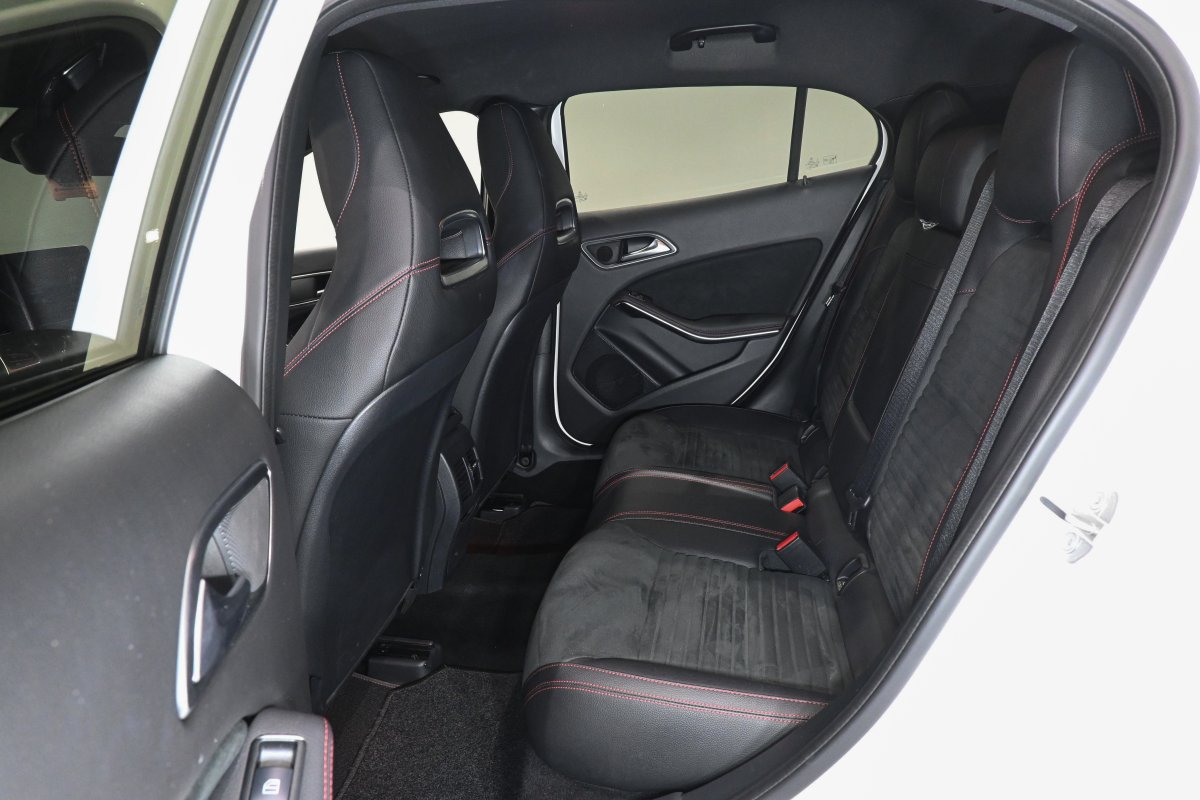 Foto Mercedes-Benz GLA 12