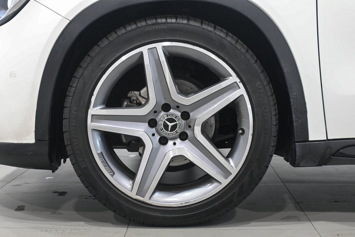 Foto Mercedes-Benz GLA 28