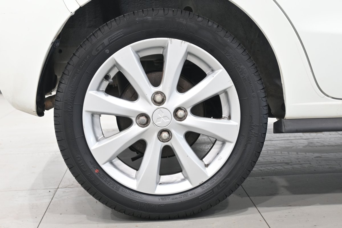 Foto Mitsubishi Space 26
