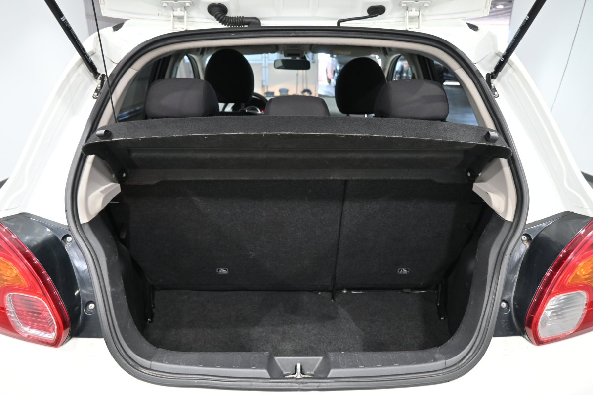Foto Mitsubishi Space 8